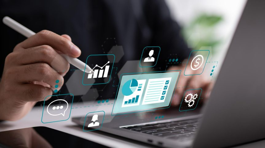 automação-comercial Imagem ilustrando o conteúdo sobre CRM e IA na automação comercial, mostrando o gestor de um e-commerce usando essas ferramentas em sua loja online.