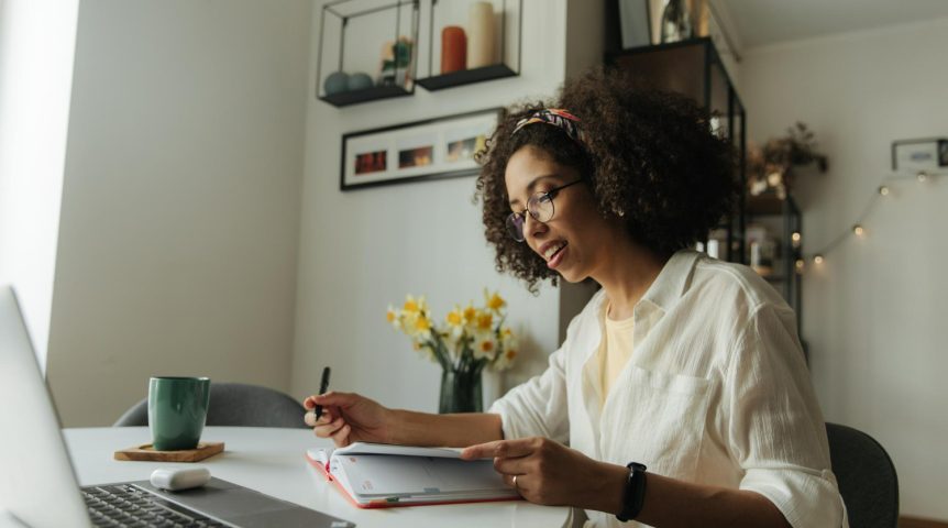 ideias-trabalho-como-freelancer Imagem ilustrando o conteúdo sobre ideias de trabalho como freelancer mostrando uma mulher que trabalha nesse formato cumprindo suas demandas.