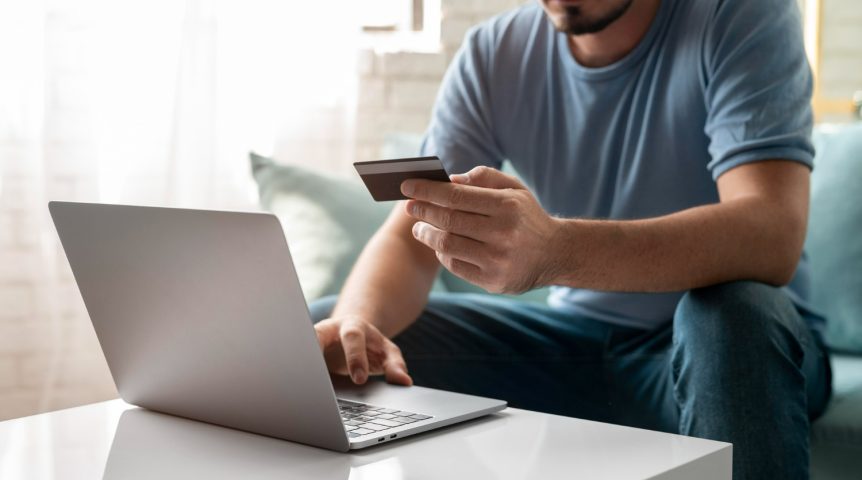 cross-sell Imagem ilustrando o conteúdo sobre cross sell, msotrando um homem fazendo compras online após ver anúncios que usavam essa estratégia.