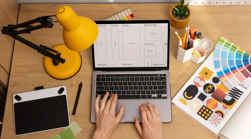 site-one-page Imagem ilustrando o conteúdo sobre site one page mostrando um desenvolvedor criando um site nesse formato.