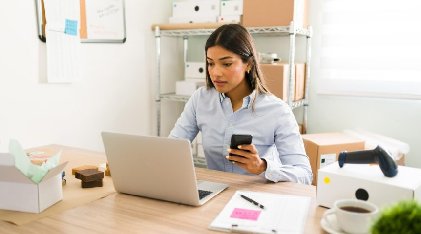 d2c-o-que-é Imagem ilustrando o conteúdo sobre D2C mostrando uma lojista que possui um e-commerce e trabalha com esse formato.