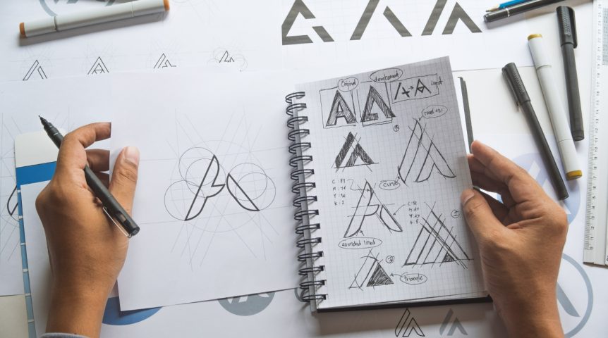 Imagem ilustrando o conteúdo sobre design de marca mostrando um designer g´rafico trabalhando na criação de um logo estratégico para uma empresa.