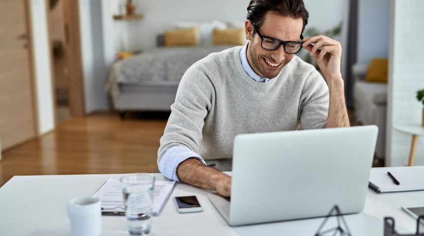 Imagem ilustrando o conteúdo sobre setup para home office mostrando um web designer em seu escritório.