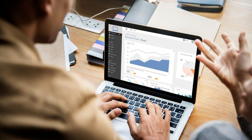 Imagem ilustrando o conteúdo sobre marketing de performance, mostrando um profissional de marketing mensurando os resultados de sua última campanha.