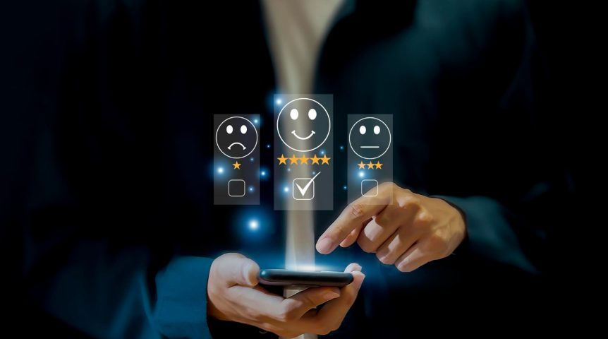 experiência-do-cliente Imagem ilustrando o conteúdo sobre experiência do cliente mostrando um cliente satisfeito avaliando, pelo celular, o serviço de uma empresa após realizar uma compra.