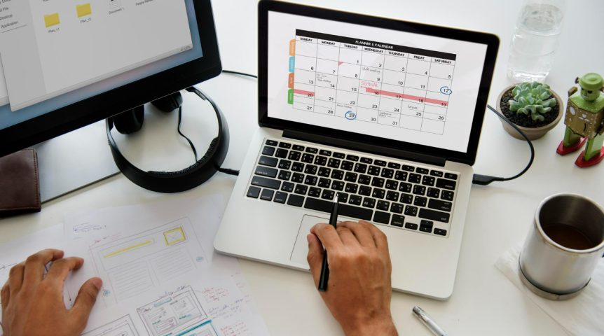 calendário-editorial Imagem ilustrando o conteúdo sobre calendário editorial mostrando um profissional de marketing elaborando o calendário para os conteúdos de seus clientes.