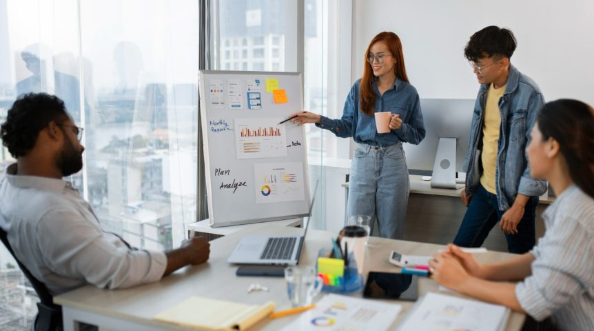 gestão-estratégica Imagem ilustrando o conteúdo sobre gestão estratégica mostrando o gestor de uma mepresa em reunião com sua equipe para avaliar o plano de crescimento elaborado.