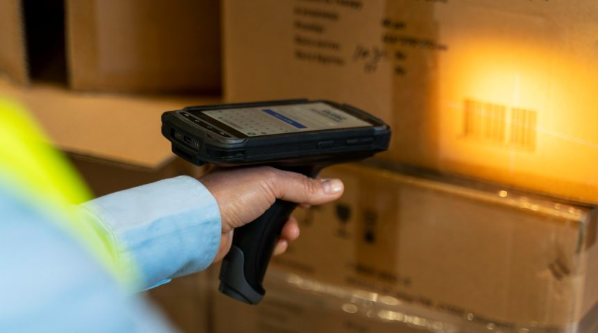 gestão-de-estoque Imagem ilustrando o conteúdo sobre gestão de estoque mostrando o gestor de uma loja online cadastrando o código de barras de seus produtos.