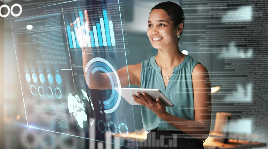 Imagem ilustrando o conteúdo sobre o que é BI mostrando a gestora de uma empresa usando ferramentas de business intelligence em seu negócio. Ela está sorridente e mostra satisfação com os dados apresentados.