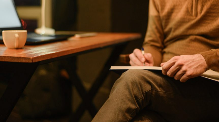 o-que-é-storytelling Imagem ilustrando o conteúdo sobre o que é storytelling mostrando um dono de e-commerce estudando esse conceito para usar em sua loja online.