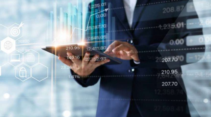 Como usar um blog para gerar leads e vender mais empresário usando um tablet, trabalhando no blog para gerar leads e vender mais