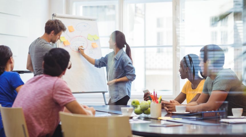 cliente-no-centro Equipe de vendas trabalhando para implementar a cultura do cliente no centro na empresa.