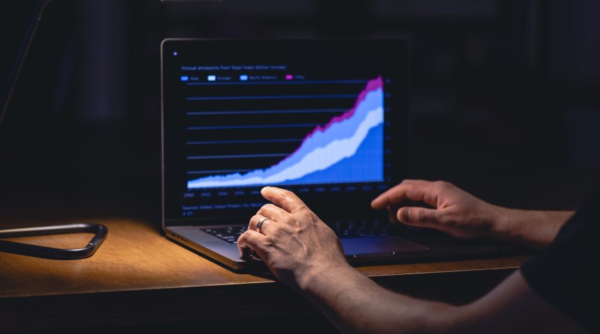 gestão-de-tráfego-pago Imagem ilustrando o conteúdo sobre vantagens de investir em gestão de tráfego pago mostrando um gestor avaliando os resultados da campanha desenvolvida.