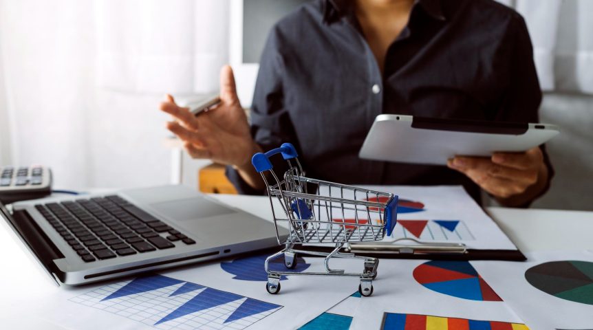 estratégias-para-vender-mais Empresário analisando as planilhas com resultados de suas estratégias para vender mais.