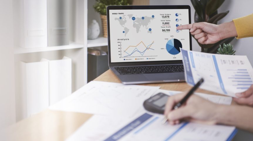 Como gerar mais tráfego orgânico para seu site Equipe de SEO analisando dados do tráfego orgânico de um site.