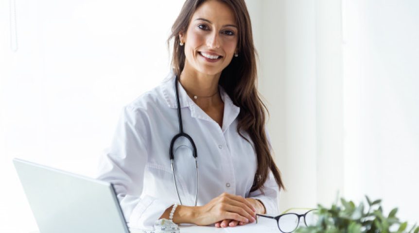 10 dicas para conseguir mais pacientes Médica dando dicas sobre como conseguir mais pacientes