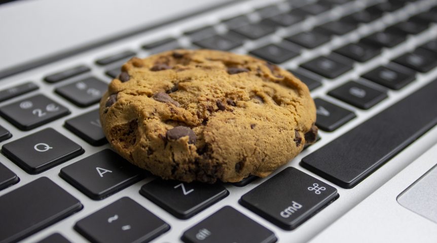 biscoito em cima do teclado do computador, representando o que são cookies de internet