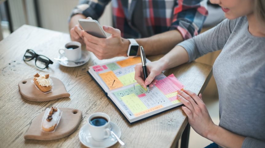 Profissionais de marketing e SEO criando um planejamento de conteúdo.