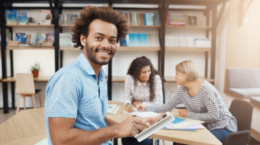 Importância da persona para sua empresa Profissional de marketing apresentando a importância da persona para uma empresa.