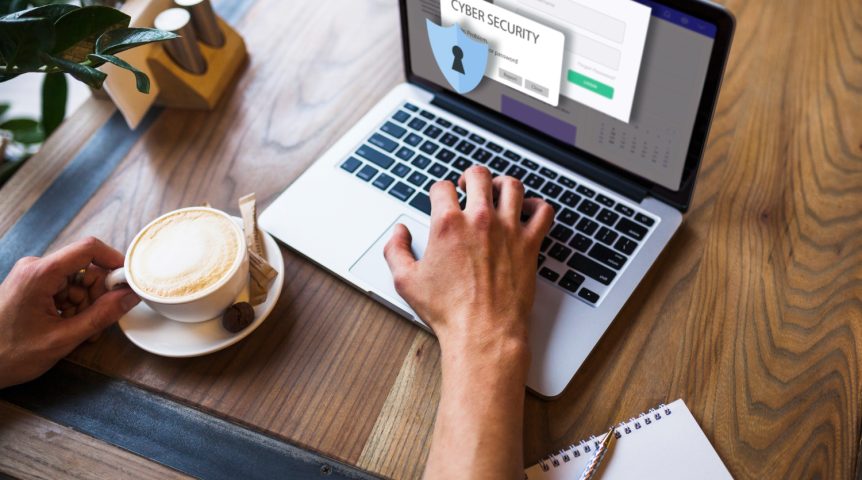 segurança-para-e-commerce Imagem mostrando um desenvolvedor de sites trabalhando na segurança para e-commerce ao criar uma loja virtual.