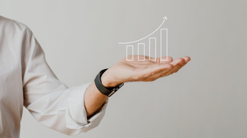 Homem com a mão estendida e sobre ela o desenho de um gráfico, mostrando resultados do pós-venda.