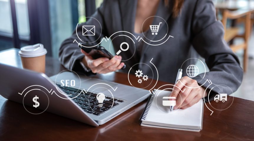 Imagem mostrando uma profissional trabalhando remarketing ao fundo e ilustrações de e-mails, carrinhos de compra e SEO à frente.