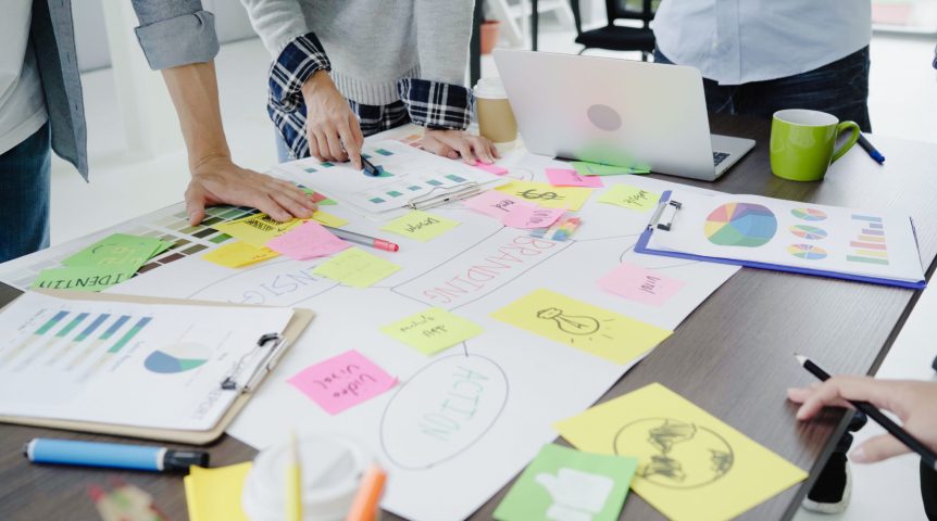 equipe de marketing e vendas analisando os diferentes tipos de conteúdos