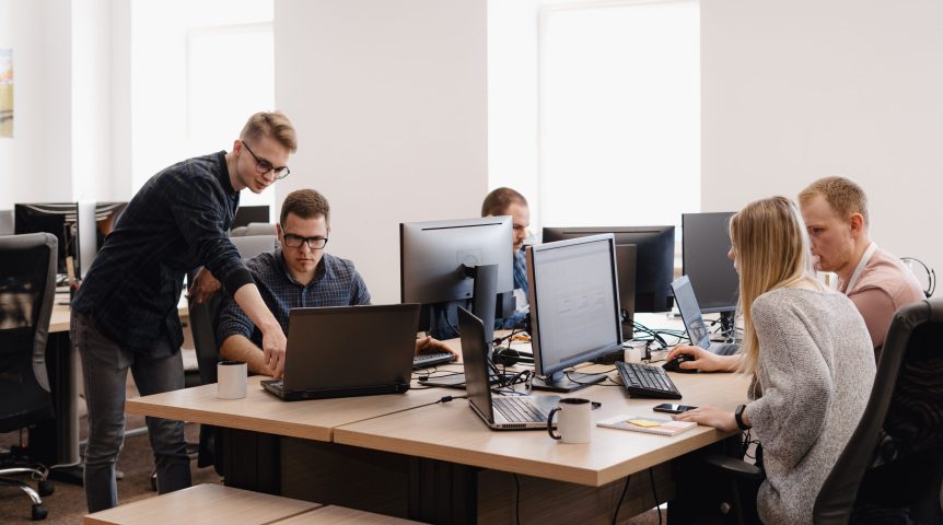 grupo de desenvolvedores trabalhando em uma agência de criação de sites