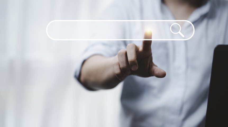 empresário tocando uma barra de pesquisa, buscando como aparecer no google