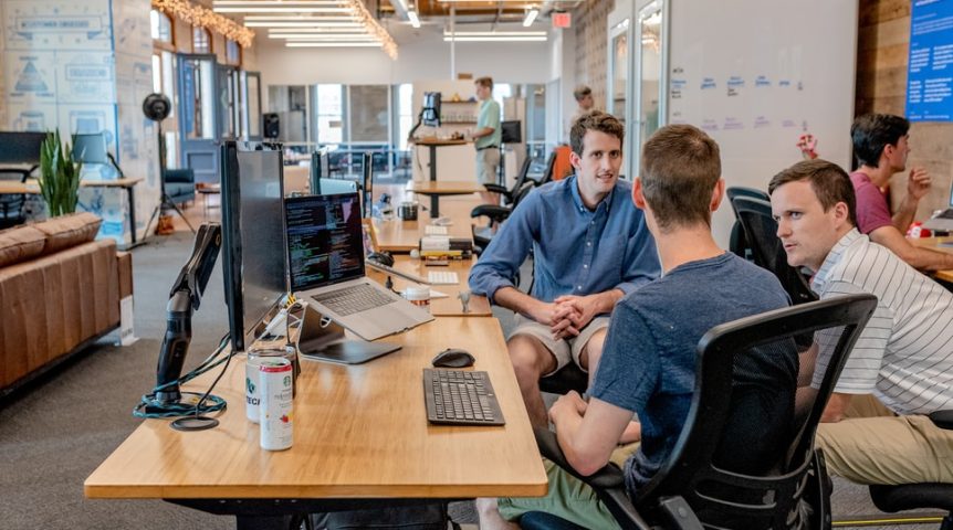 empresário e cliente conversando sobre marketing digital para empresas de serviço