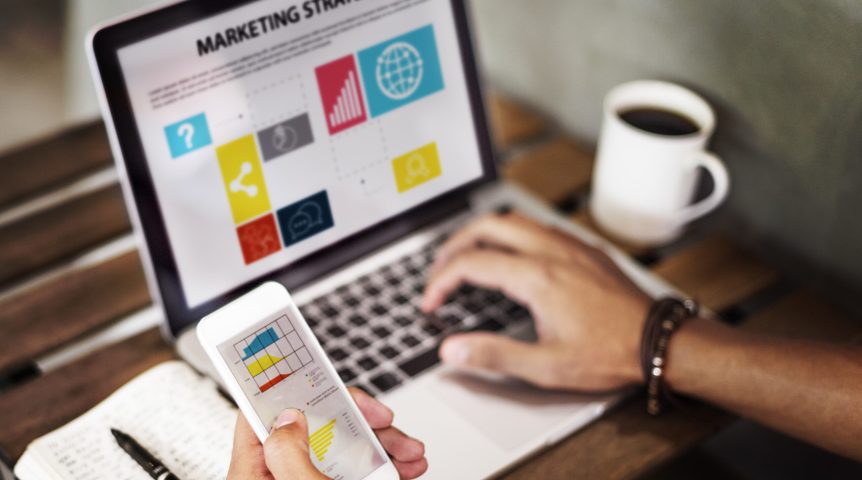 Especialista em marketing analisando dados das tendências do marketing digital para 2023