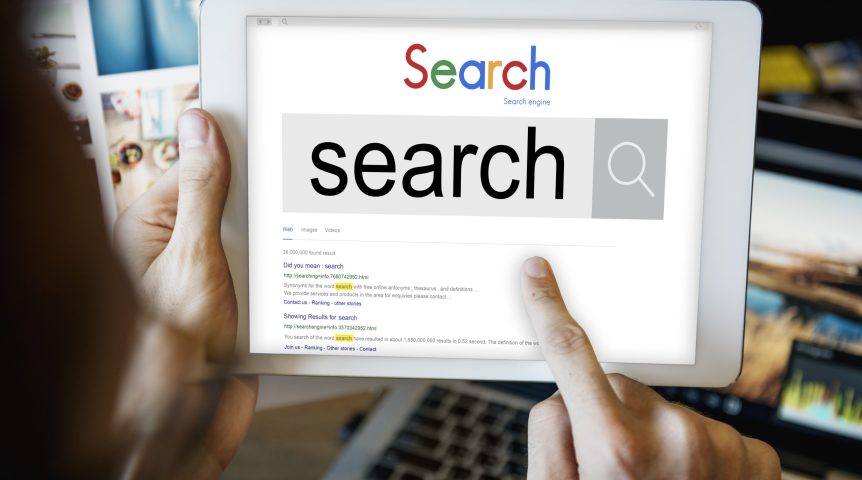 tablet mostrando uma busca no Google, referente à pergunta "Por que meu site não está no topo do Google?"