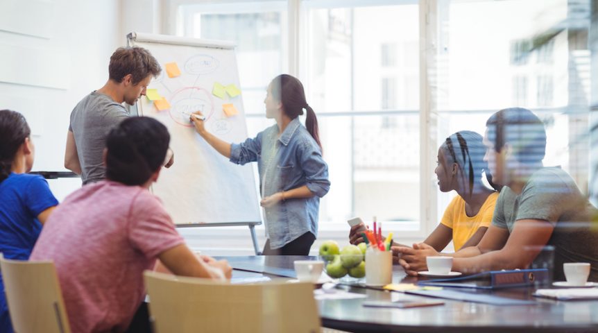 Equipe discutindo sobre o planejamento estratégico empresarial