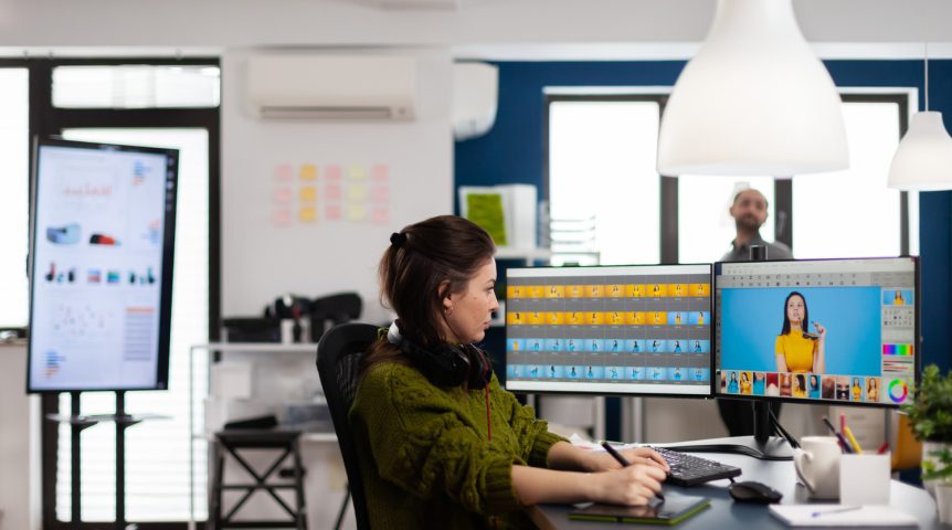 produção-de-conteúdo Profissional de produção de conteúdo editando vídeos para publicação.