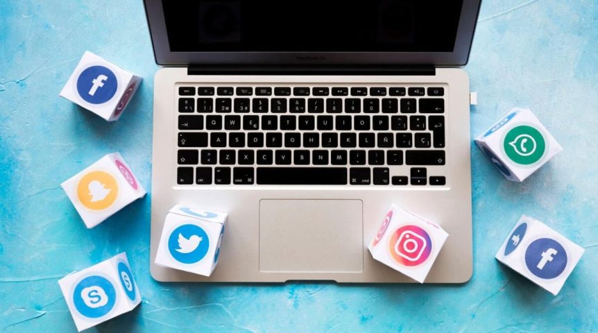 ícones de redes sociais para a área da saúde em cima de um notebook