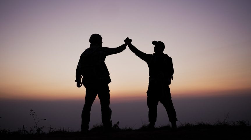 alpinistas dando as mãos, imagem sobre a escalada para ter uma lista de leads