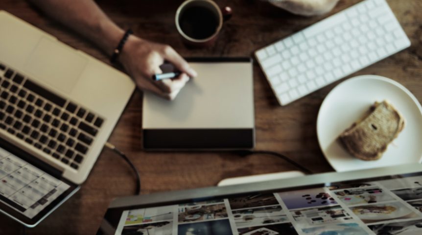 Imagem sobre a criação de conteúdo estratégico mostrando um redator trabalhando nesta estratégia.