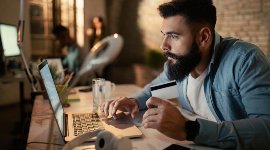 Homem fazendo uma compra online. Imagem ilustrativa sobre empresa de criação de e-commerce.