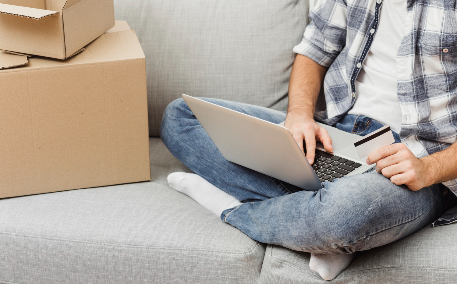 Empreendedor usando estratégias de otimização de conversão para aumentar suas vendas no e-commerce.