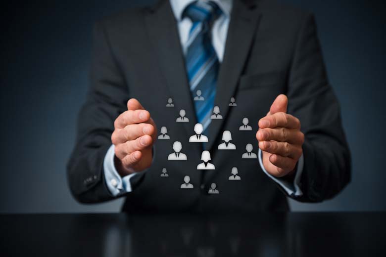 empresário com as mãos ao redor de ícones de pessoas, explicando o conceito de inbound sales