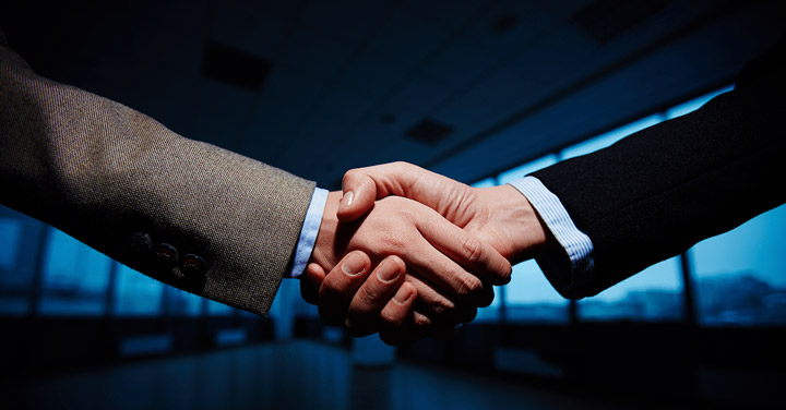 empresário e cliente dando as mãos, mostrando que conteúdo relevante é a melhor forma de atrair o público