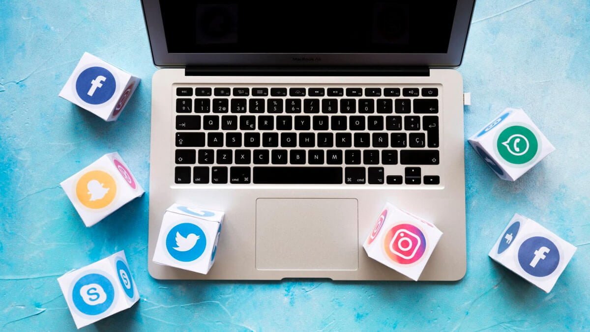 ícones de redes sociais para a área da saúde em cima de um notebook