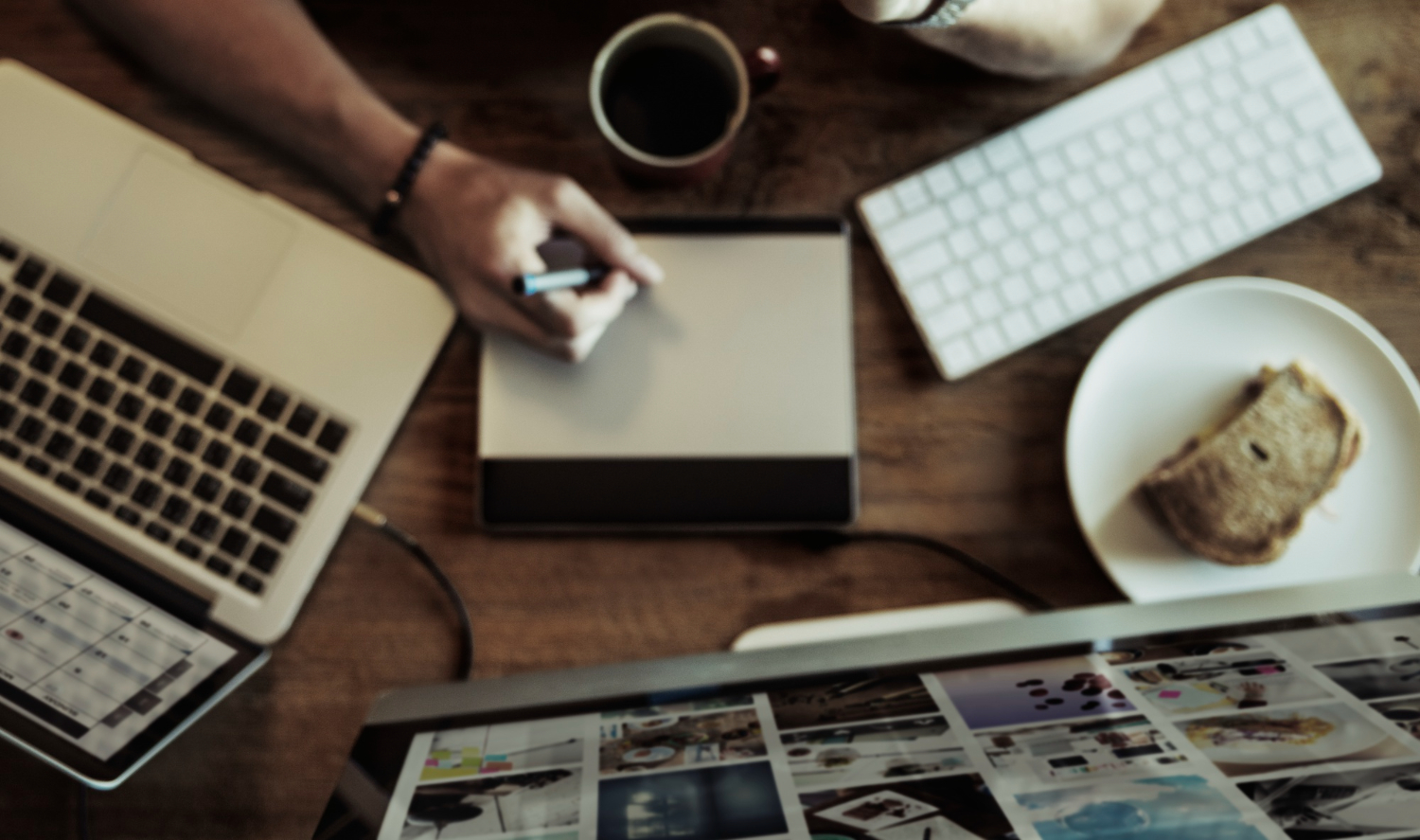 Imagem sobre a criação de conteúdo estratégico mostrando um redator trabalhando nesta estratégia.