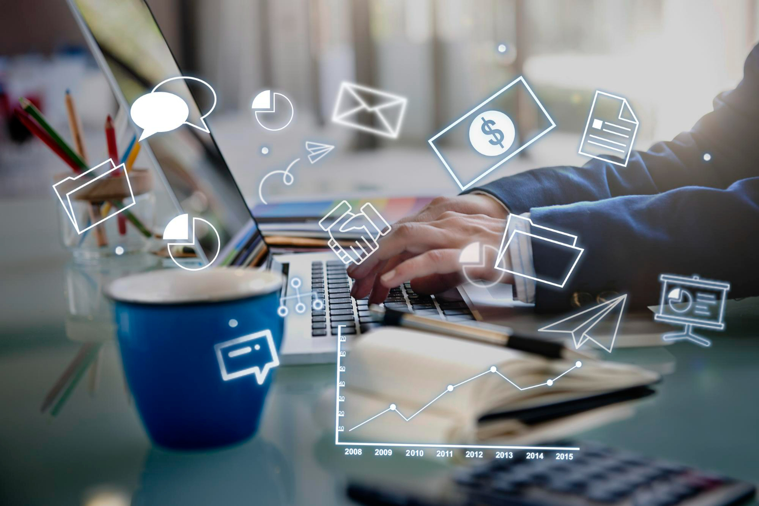 Imagem ilustrativa sobre SEO para e-commerce mostrando um analista de SEO desenvolvendo a estratégia para seu cliente.