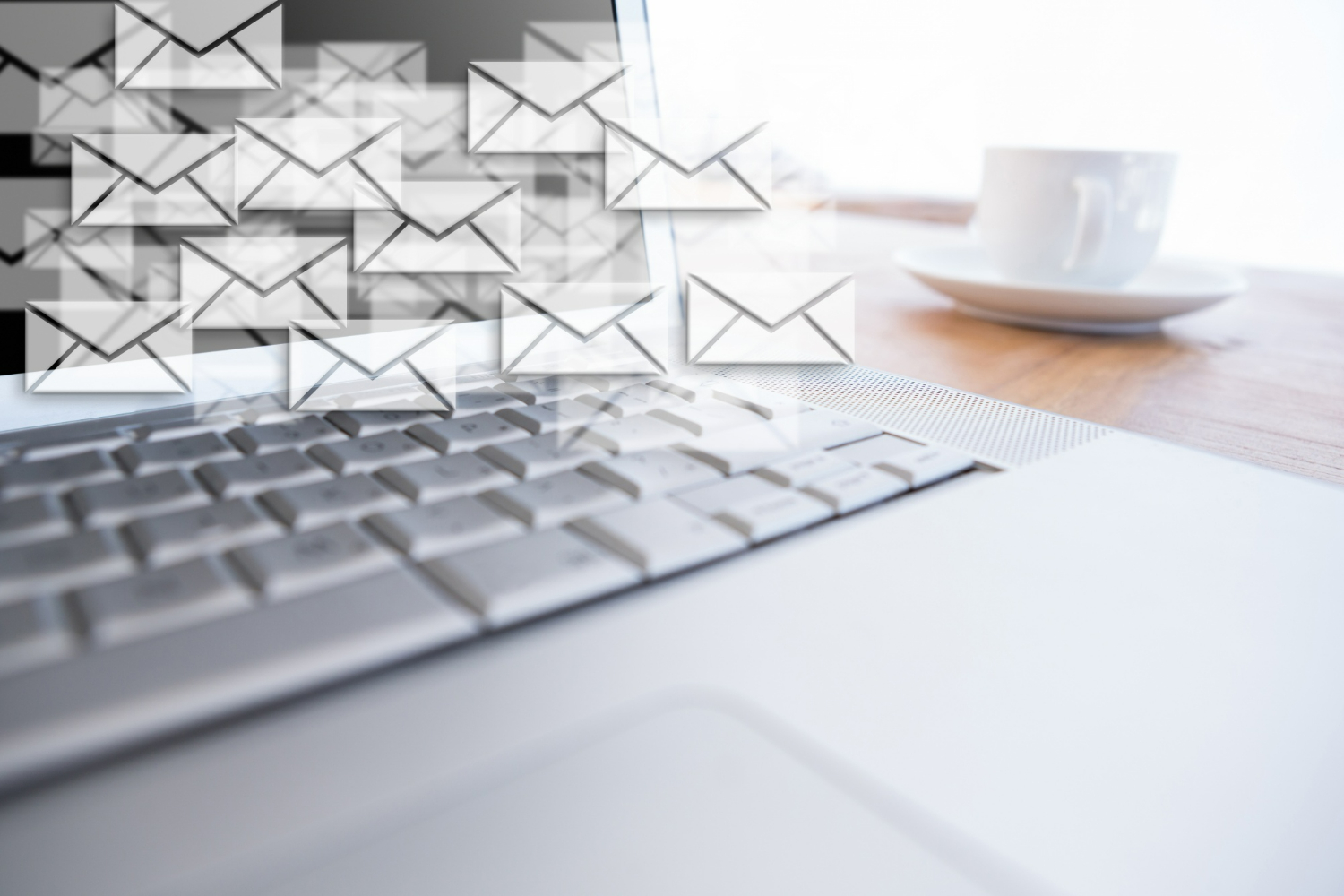 Imagem ilustrando o conteúdo sobre o que é e-mail marketing mostrando um disparo de e-mails.