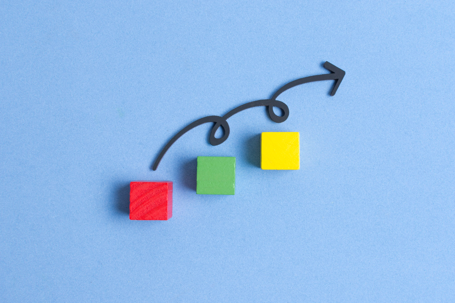 Imagem ilustrativa sobre funil de conteúdo mostrando uma seta apontando a direção da jornada do lead.