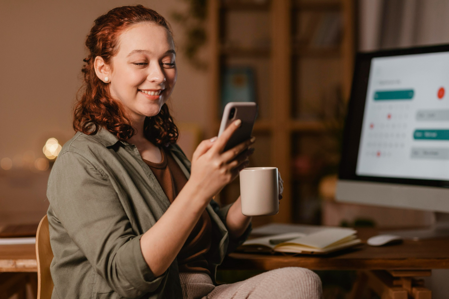 Imagem ilustrativa sobre gestor de tráfego mostrando a dona de um e-commerce sorrindo ao ver as vendas geradas através dos anúncios desenvolvidos pelo gestor.
