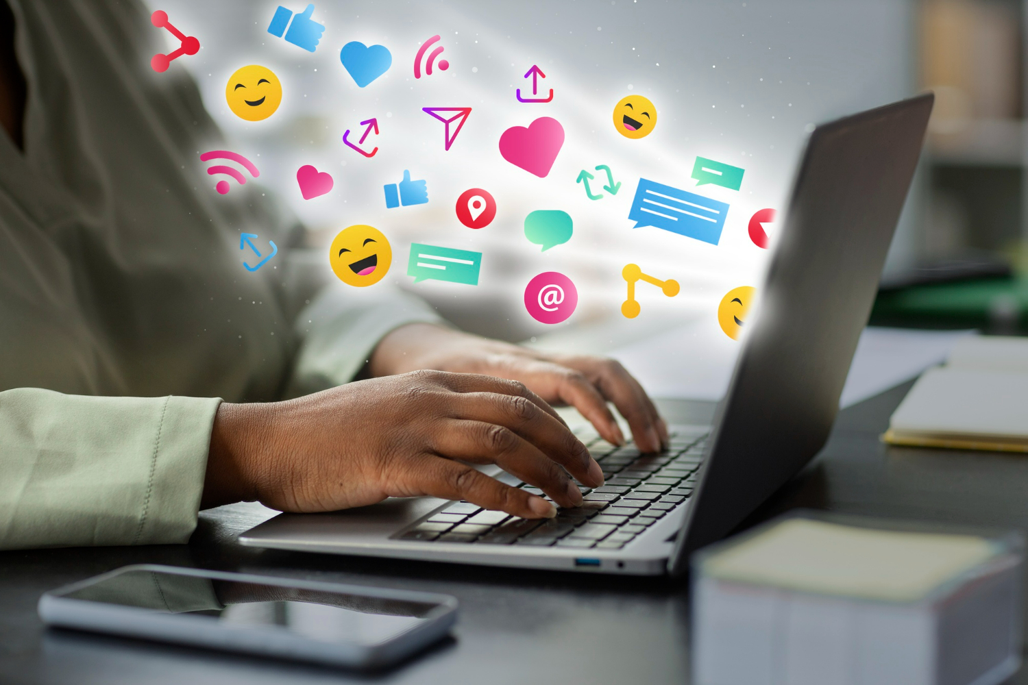 Imagem mostrando um consultor de marketing digital desenvolvendo estratégias para seus clientes abrangendo redes sociais e outros canais online.