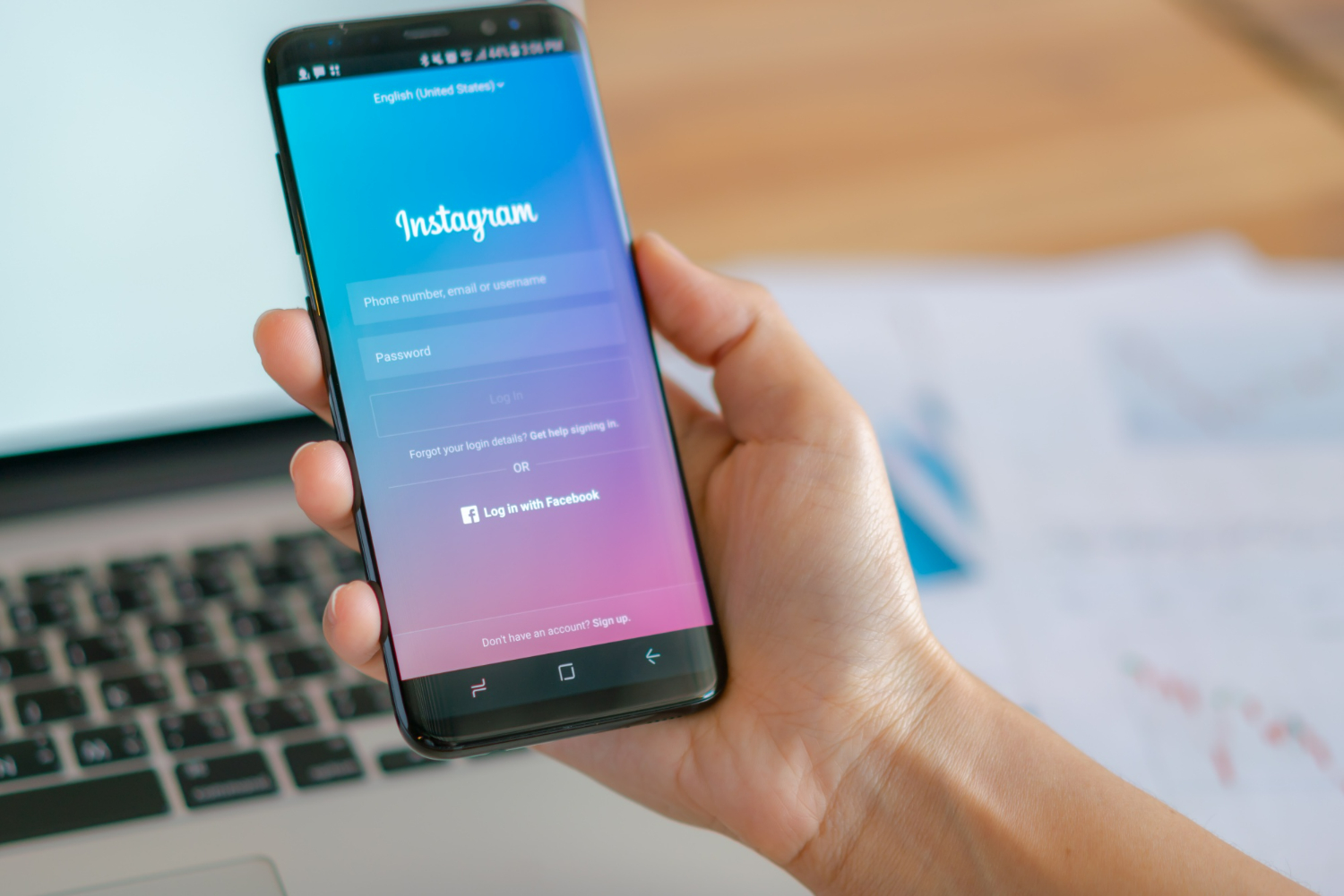 Imagem ilustrativa sobre como criar no Instagram mostrando um gestor de social media logando a conta de seu cliente no app.