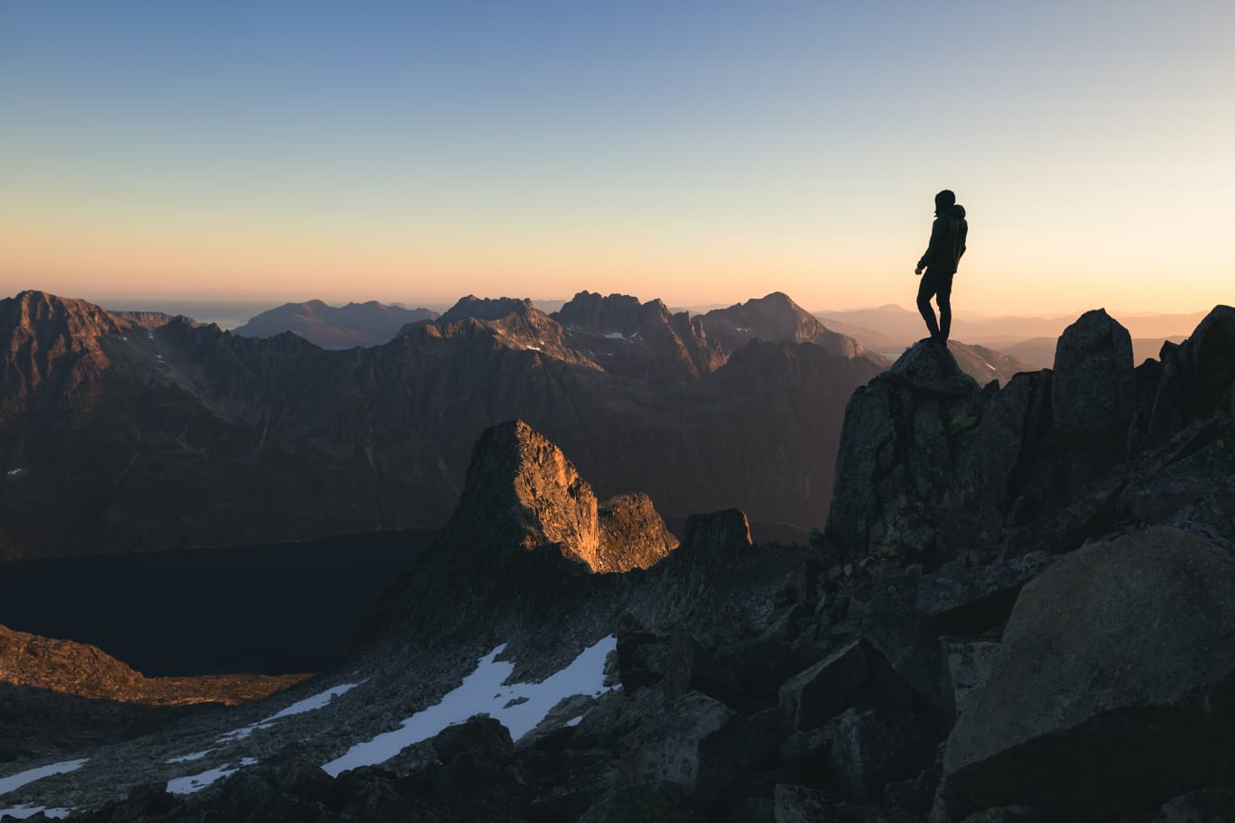 alpinista no topo de uma montanha, representando o topo das buscas no Google